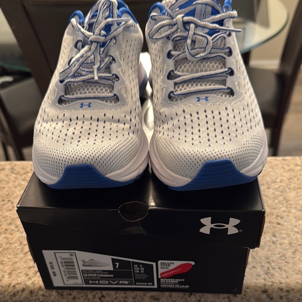 Men’s brand New Under Armour White and Blue Sneakers Size 7